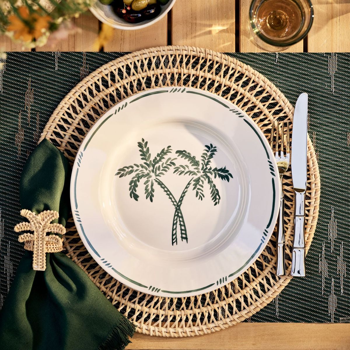 CRATE & BARREL - Aro de servilleta Wicker Palm Tree Rattán 5 cm x 6 cm (1 unidad)