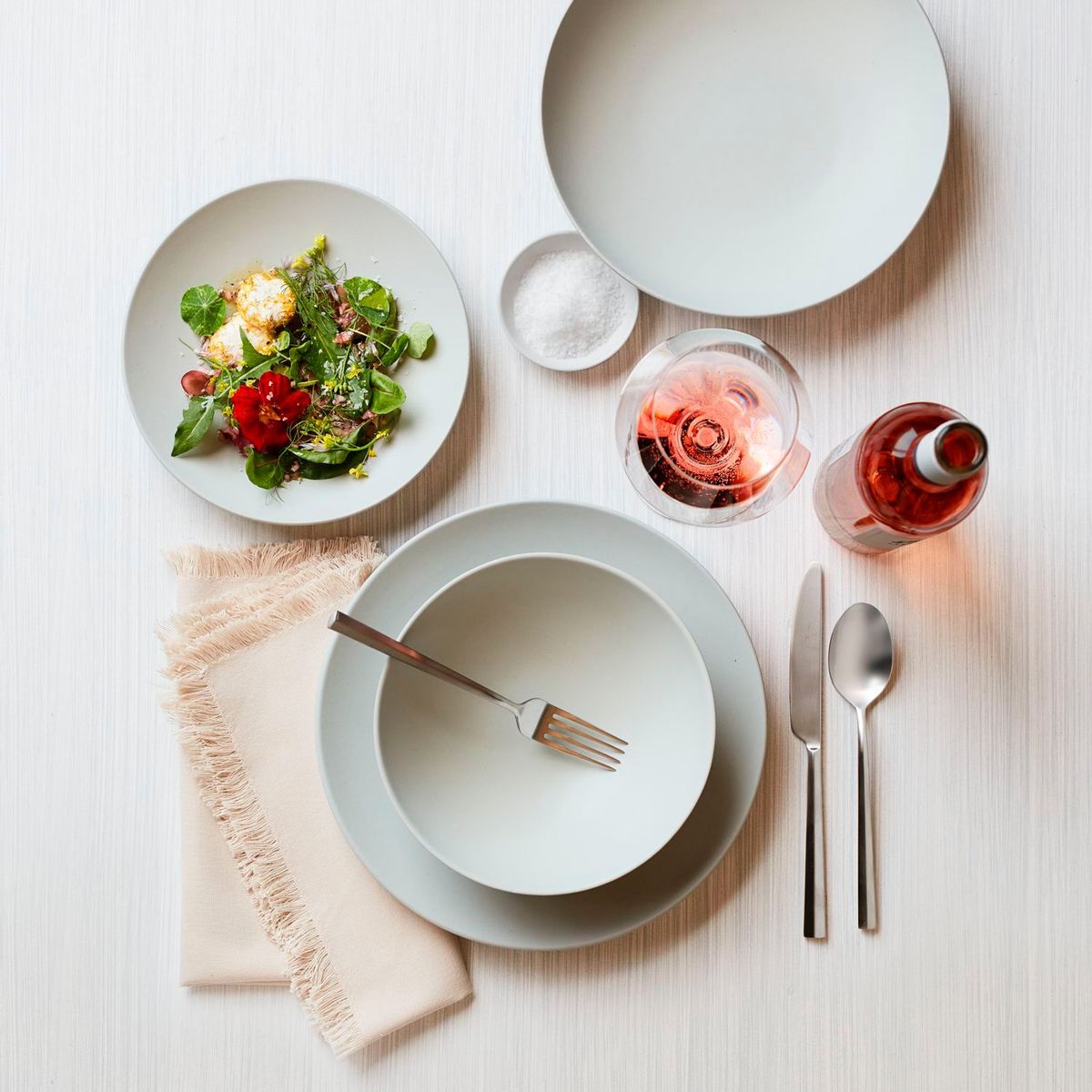 CRATE & BARREL - Plato principal Craft Stone en Gres 28 cm x 4 cm