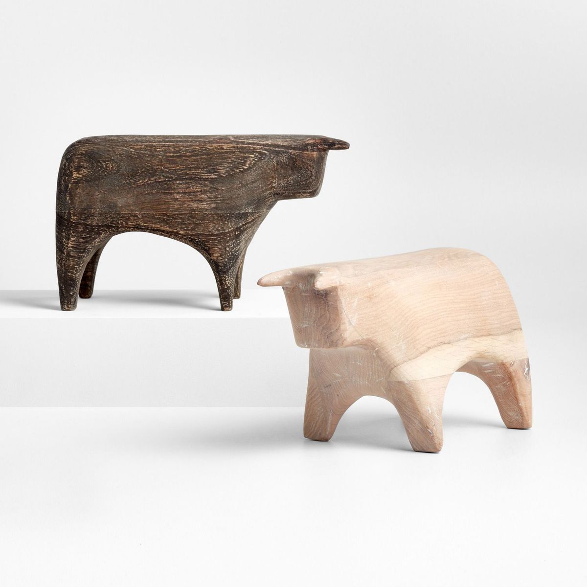 CRATE & BARREL - Adorno Toro en Madera roble  x 25 cm 