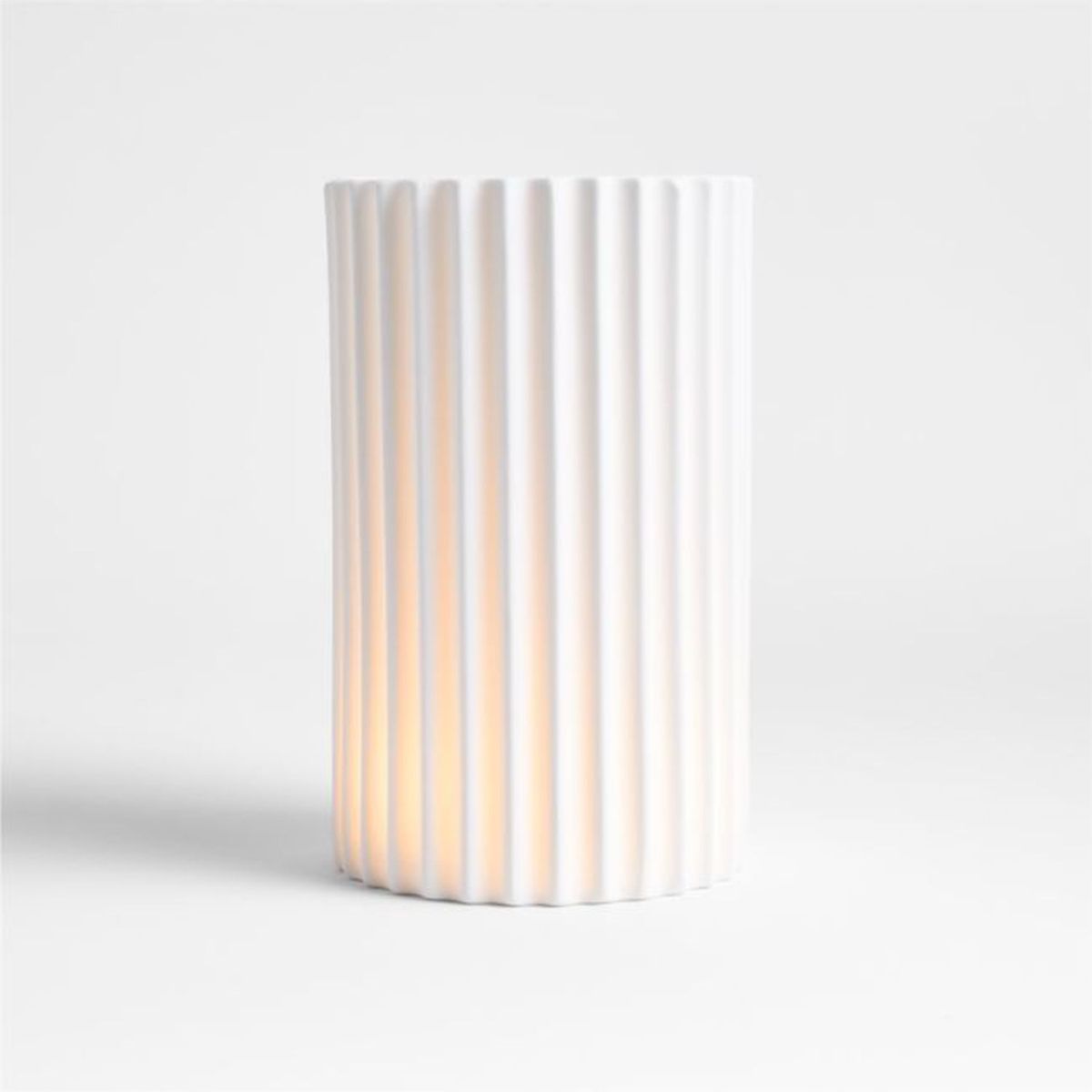 CRATE & BARREL - Candelabro Wave en Porcelana 19 cm x 12 cm 