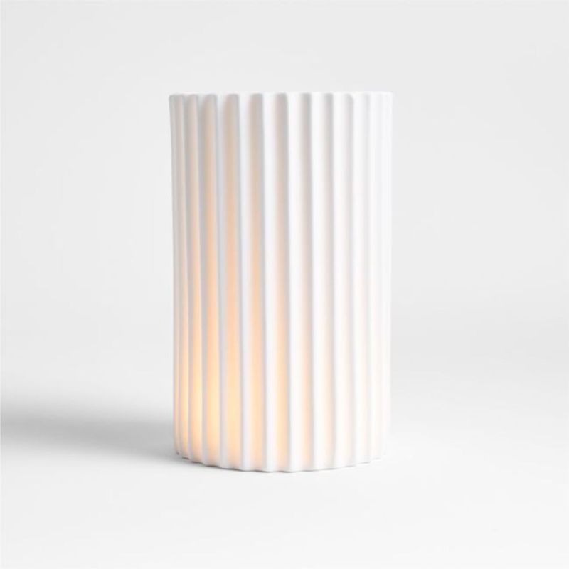 CRATE & BARREL - Candelabro Wave en Porcelana 19 cm x 12 cm 