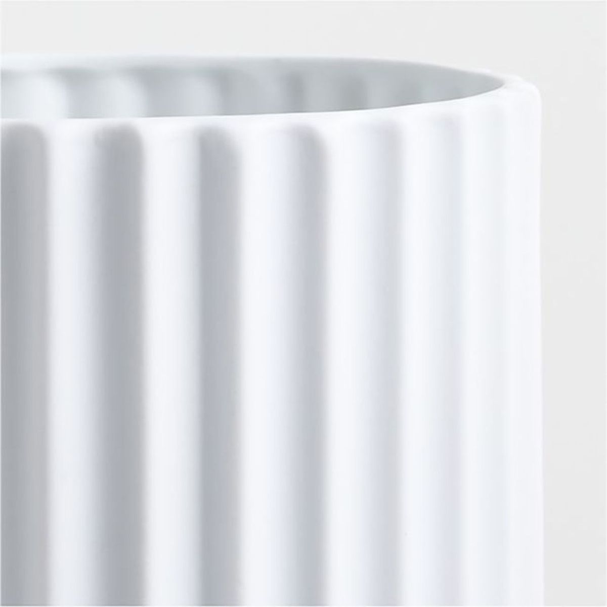 CRATE & BARREL - Candelabro Wave en Porcelana 19 cm x 12 cm 