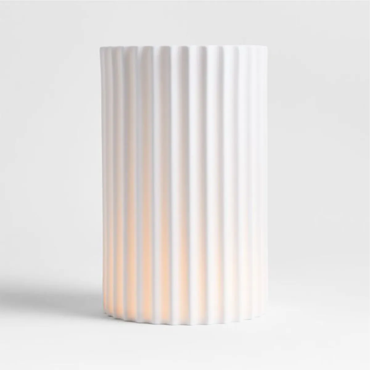 CRATE & BARREL - Candelabro Wave en Porcelana 24 cm x 15 cm 