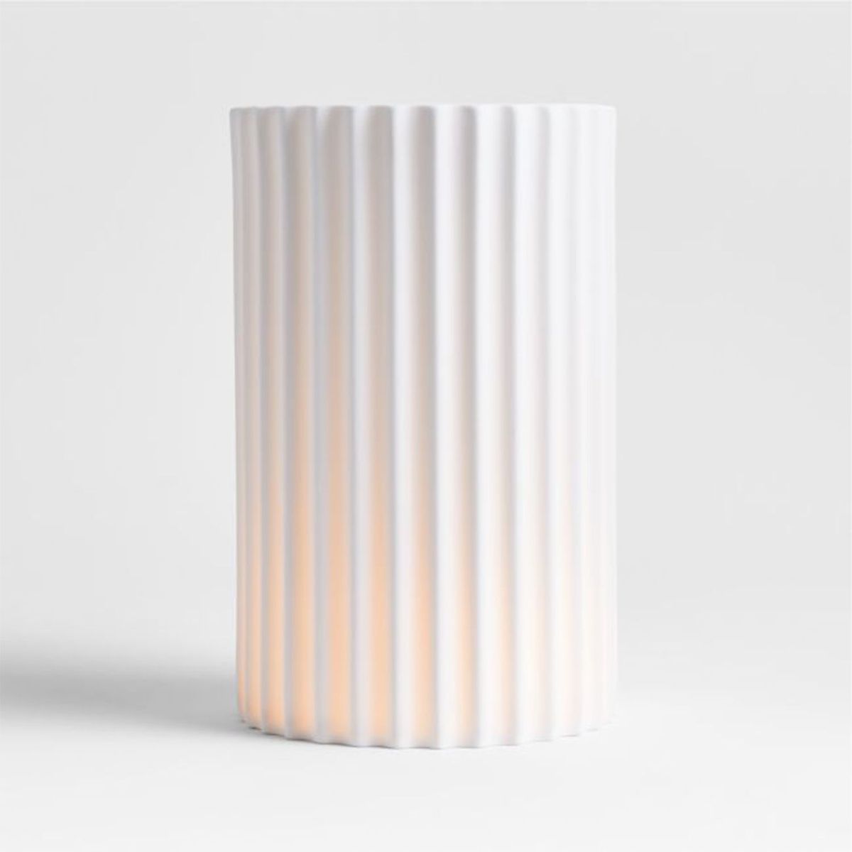 CRATE & BARREL - Candelabro Wave en Porcelana 24 cm x 15 cm 