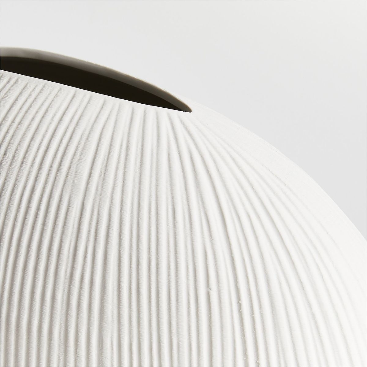 CRATE & BARREL - Florero Alura en Arcilla 32 cm x 36 cm 