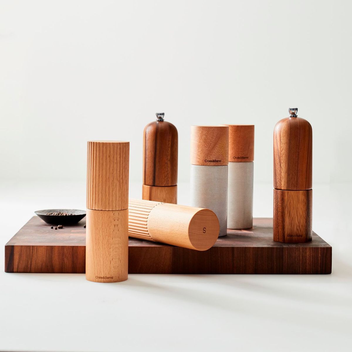 CRATE & BARREL - Molino de Pimienta en Madera Hanno 19 cm