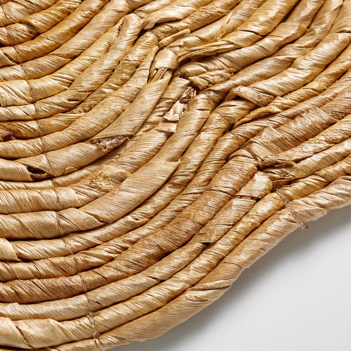 CRATE & BARREL - Individual Petal en Fibra Natural