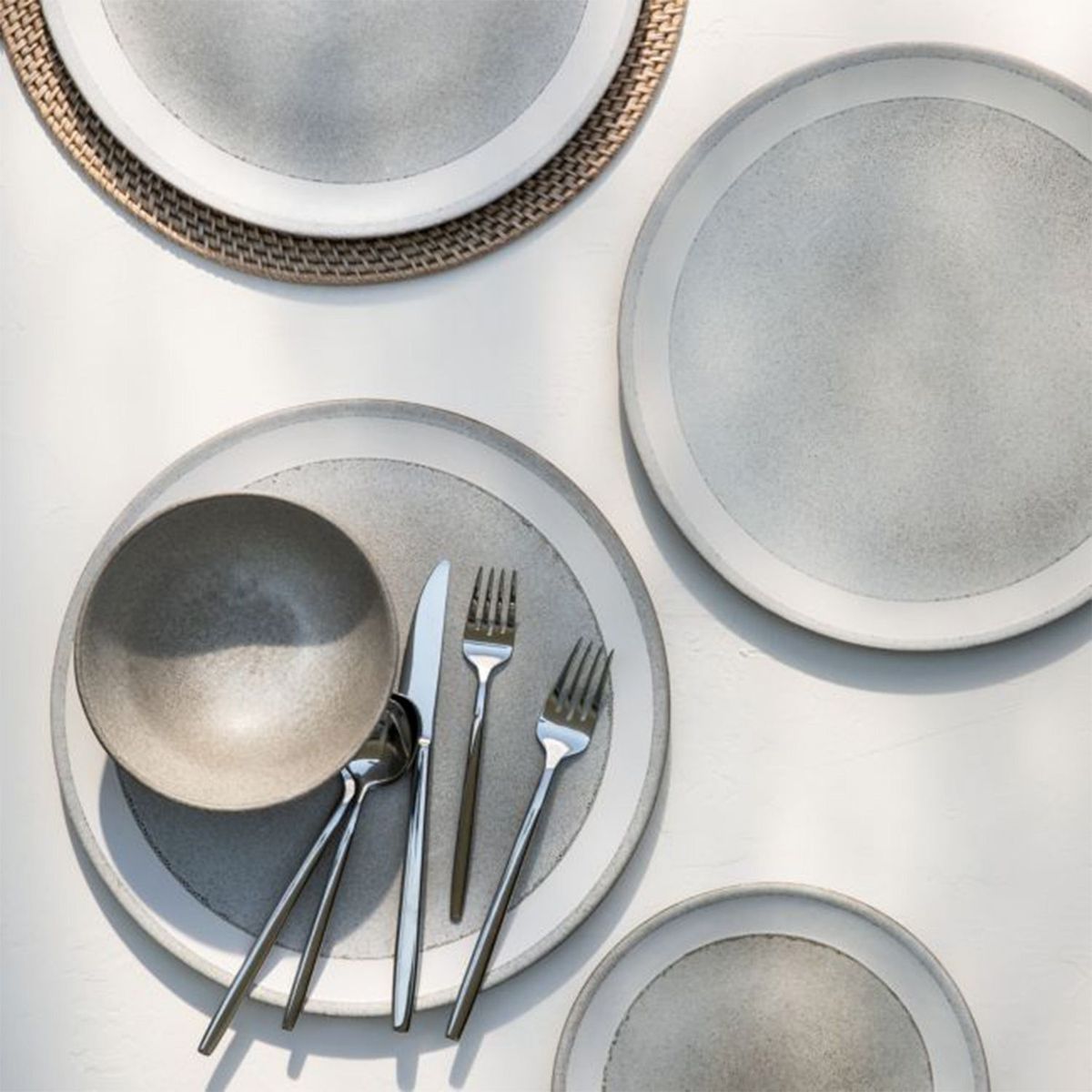 CRATE & BARREL - Plato de ensalada Pedra en Gres 21 cm x 2 cm