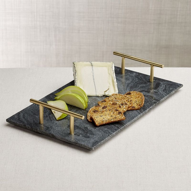 CRATE & BARREL - Tabla para Servir de Mármol con Mangos Hayes