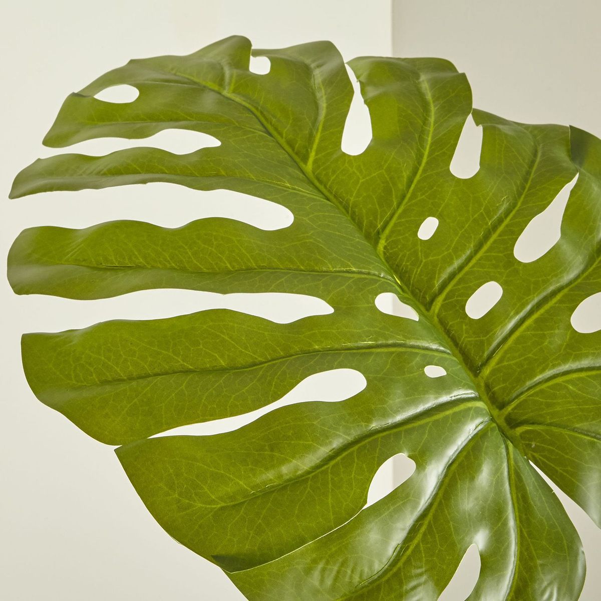 CRATE & BARREL - Rama artificial Monstera Leaf en Plástico 117 cm x 41 cm 