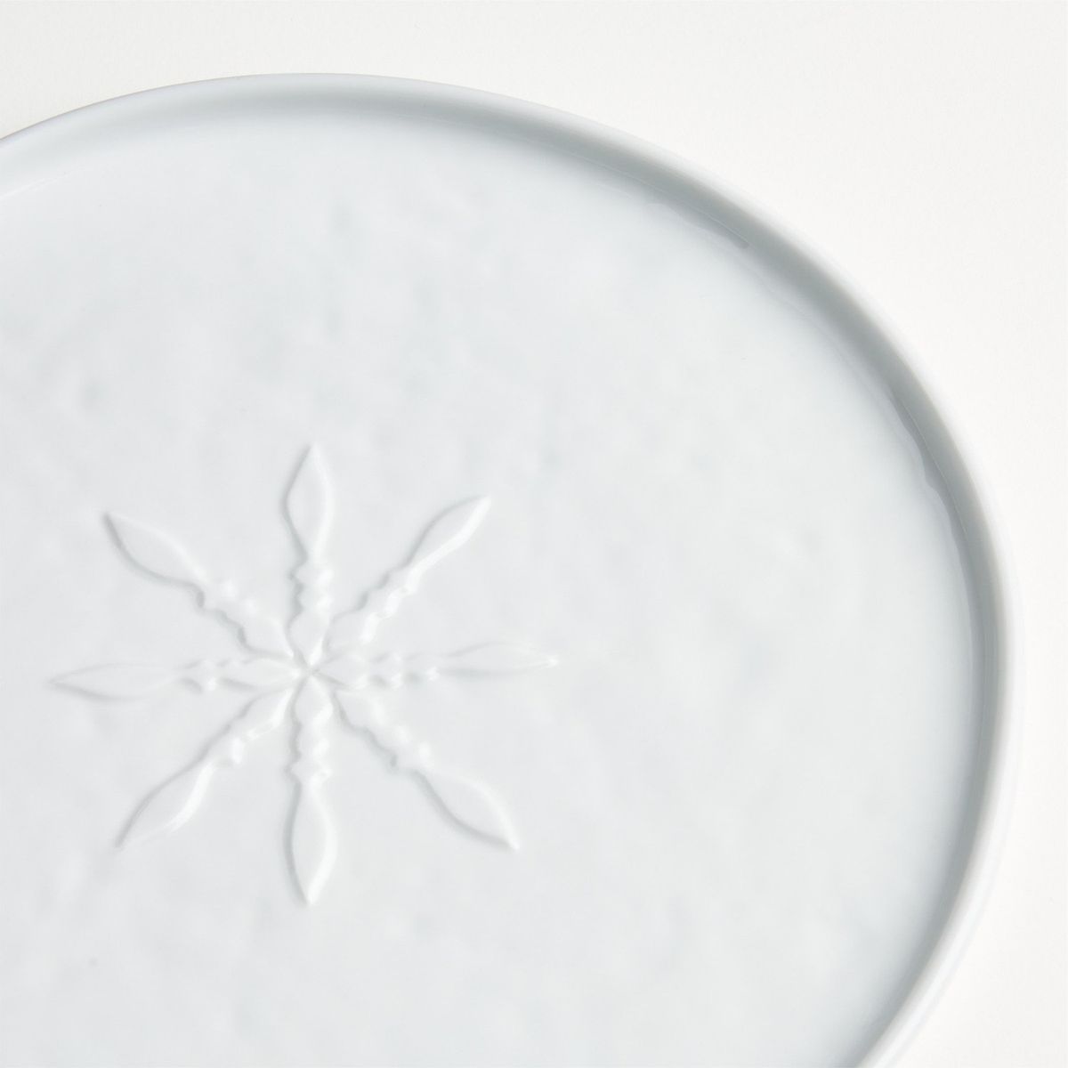 CRATE & BARREL - Plato de ensalada Mercer Snowflake en Porcelana de hueso 21 cm x 2 cm