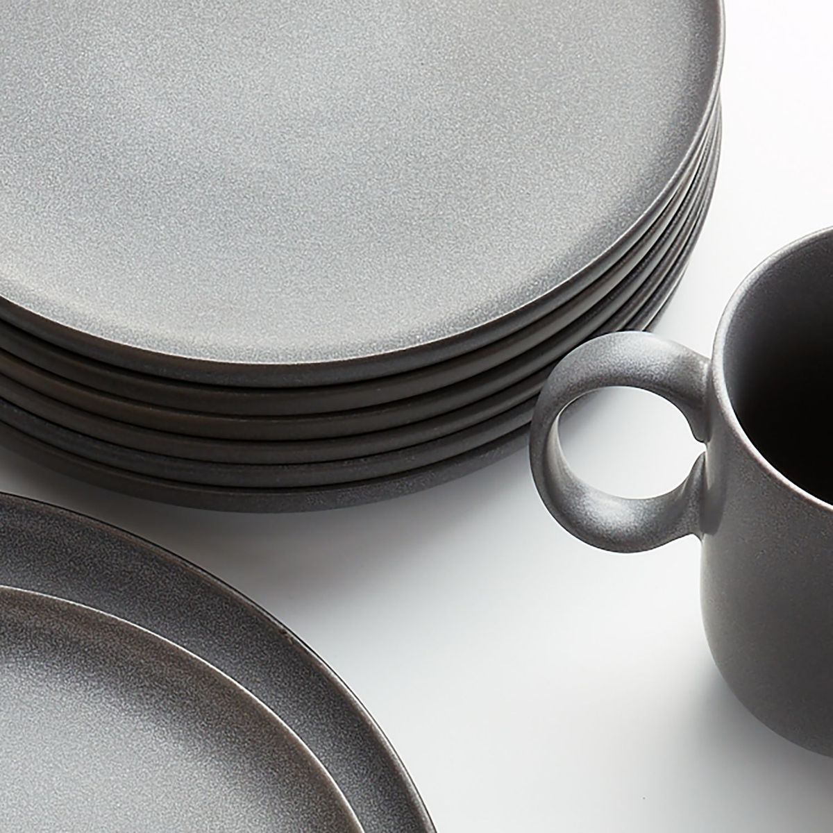 CRATE & BARREL - Plato Principal Wren Gris en Cerámica 27 cm