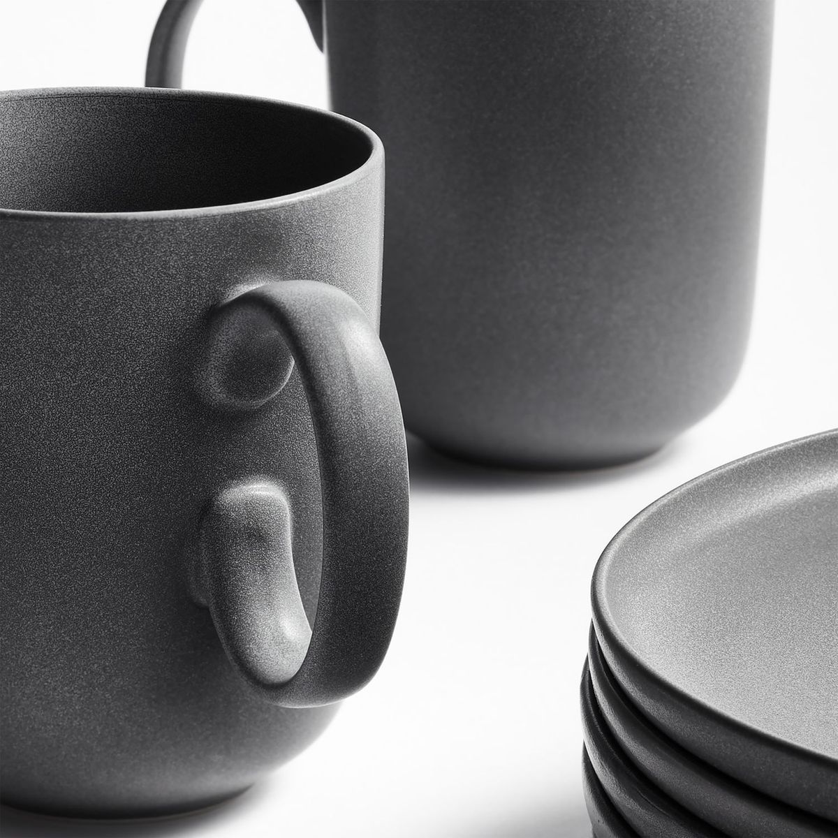 CRATE & BARREL - Mug Wren Dark en Gres 9 cm x 8 cm