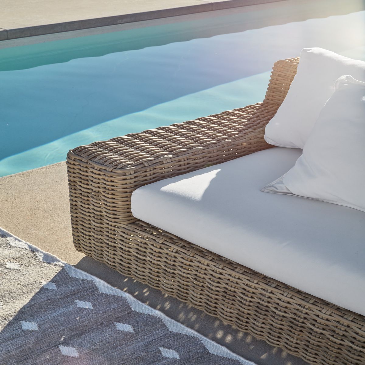 CRATE & BARREL - Sofá Abaco para exteriores sin cojín P1