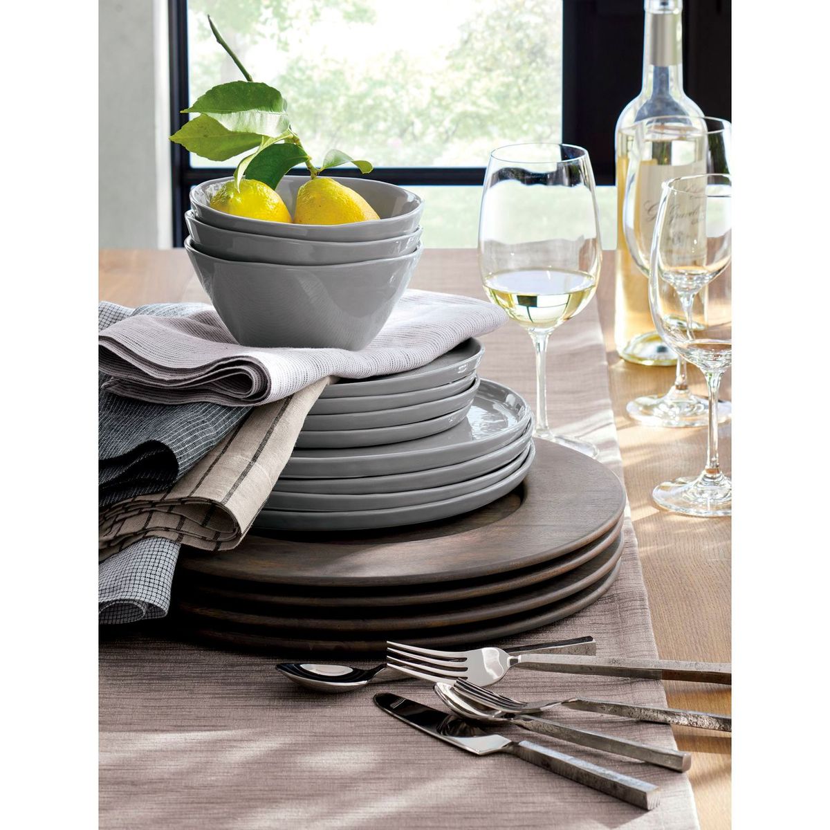 CRATE & BARREL - Plato de ensalada Mercer Grey en Porcelana 22 cm x 1 cm