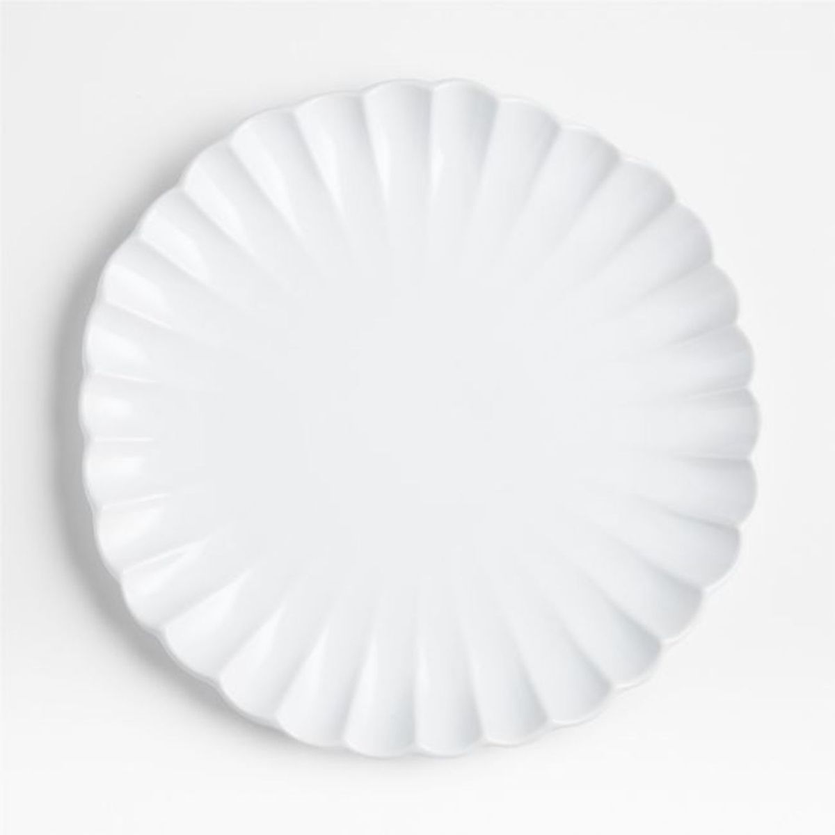CRATE & BARREL - Plato principal Palermo Scallop en Gres 26 cm x 2 cm