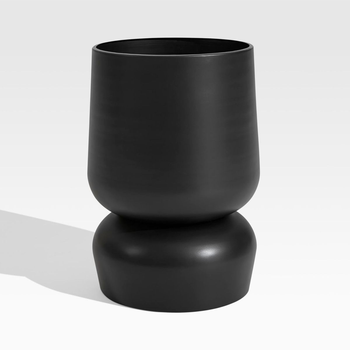 CRATE & BARREL - Maceta Glencoe en Hierro 52 cm x 36 cm 