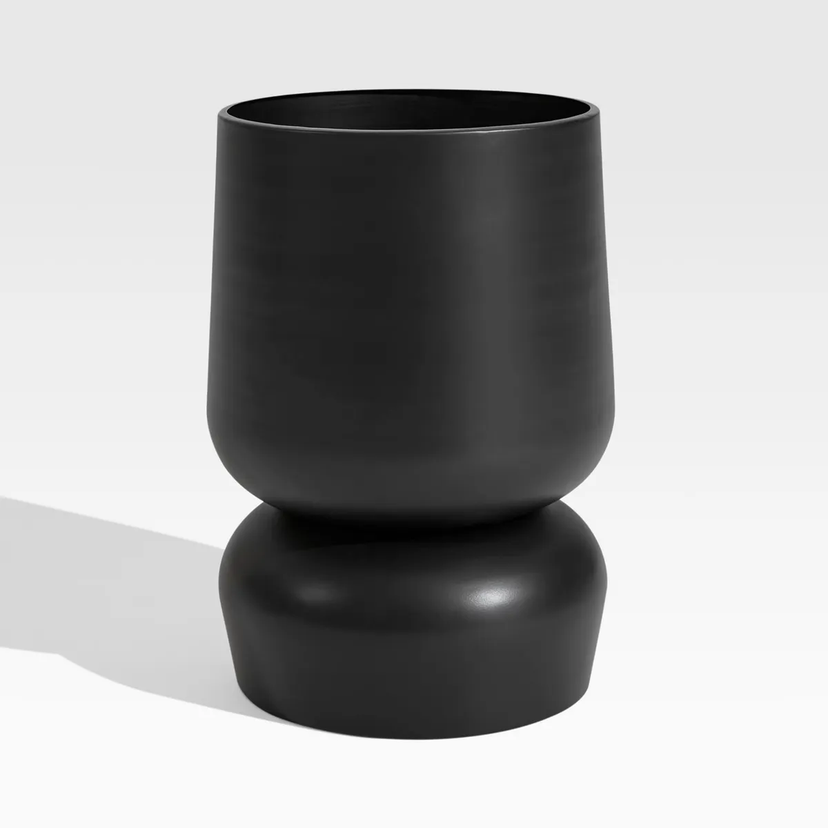 CRATE & BARREL - Maceta Glencoe en Hierro 52 cm x 36 cm 