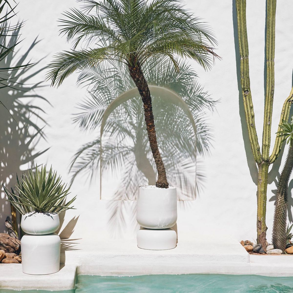 CRATE & BARREL - Maceta Glencoe en Hierro 60 cm x 40 cm 