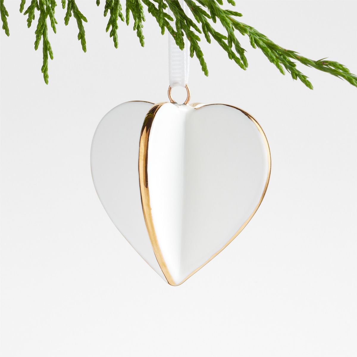 CRATE & BARREL - Adorno para árbol Gold&White Heart en Porcelana 5 cm x 6 cm