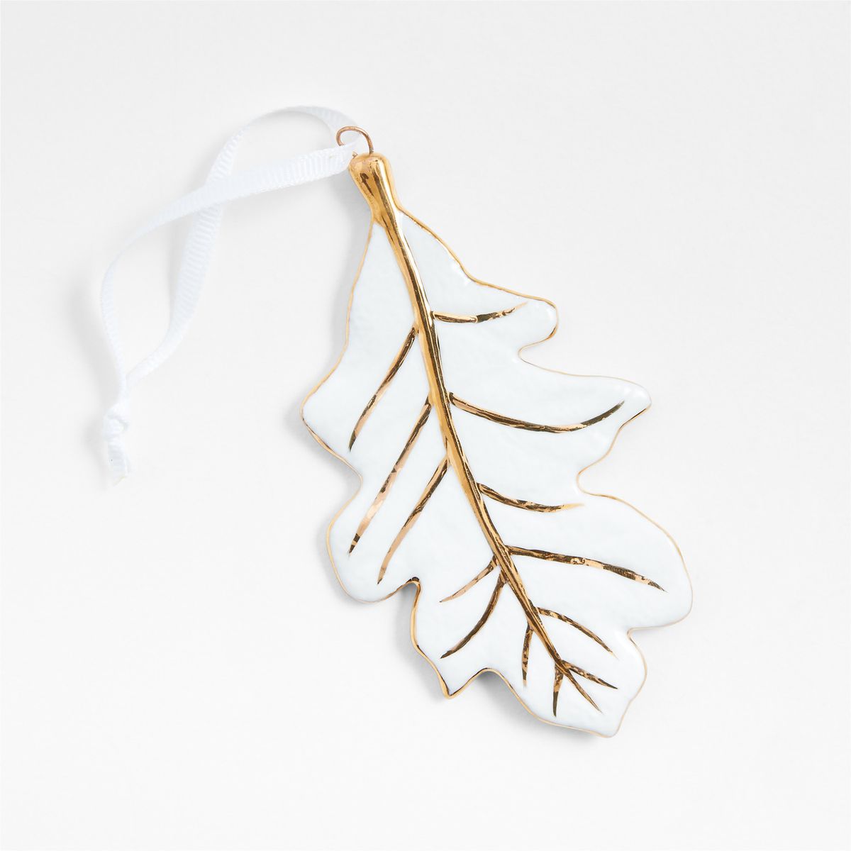 CRATE & BARREL - Adorno para árbol Oak Leaf en Porcelana 11 cm x 7 cm