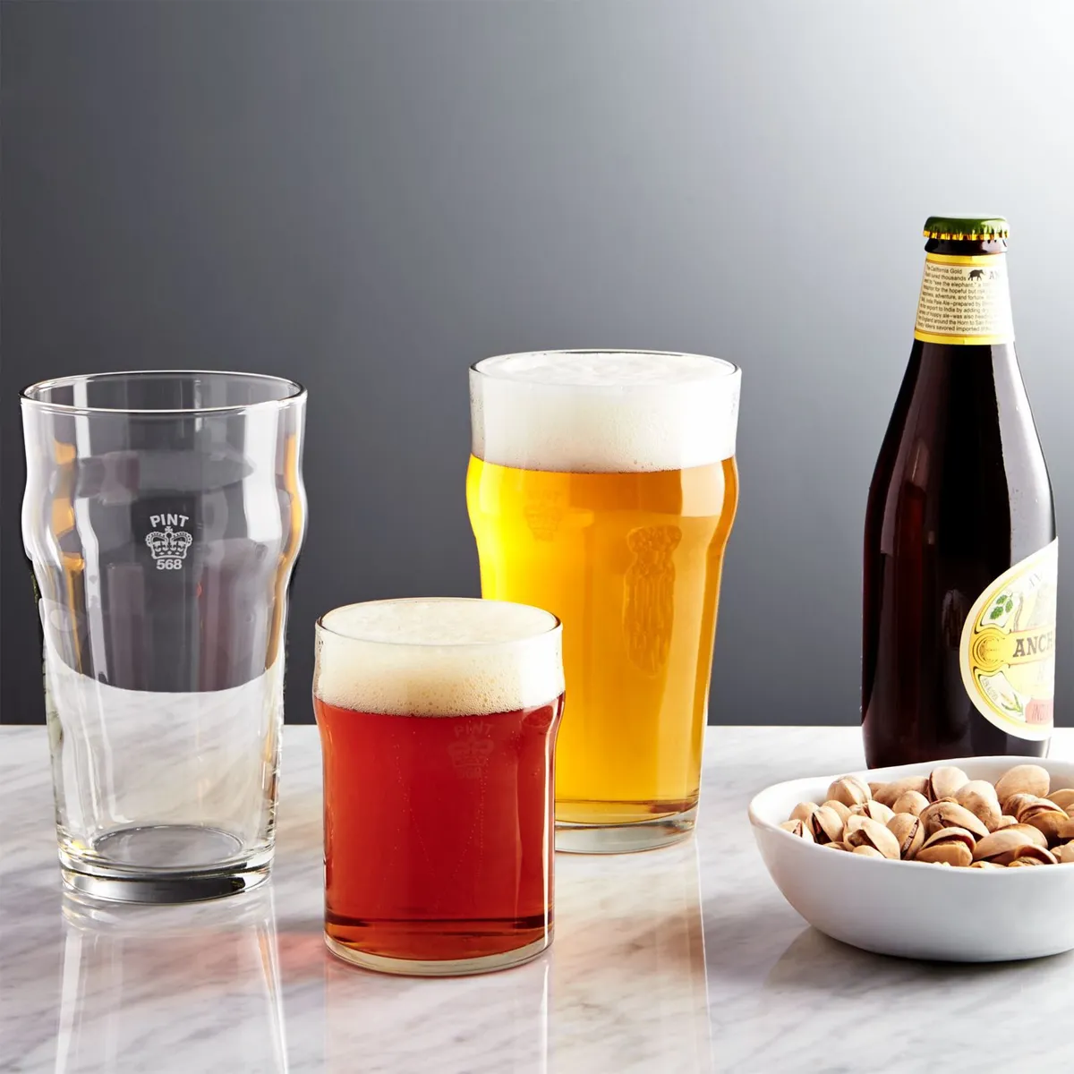 CRATE & BARREL - Vaso de Cerveza Pinta Corona 591 ml