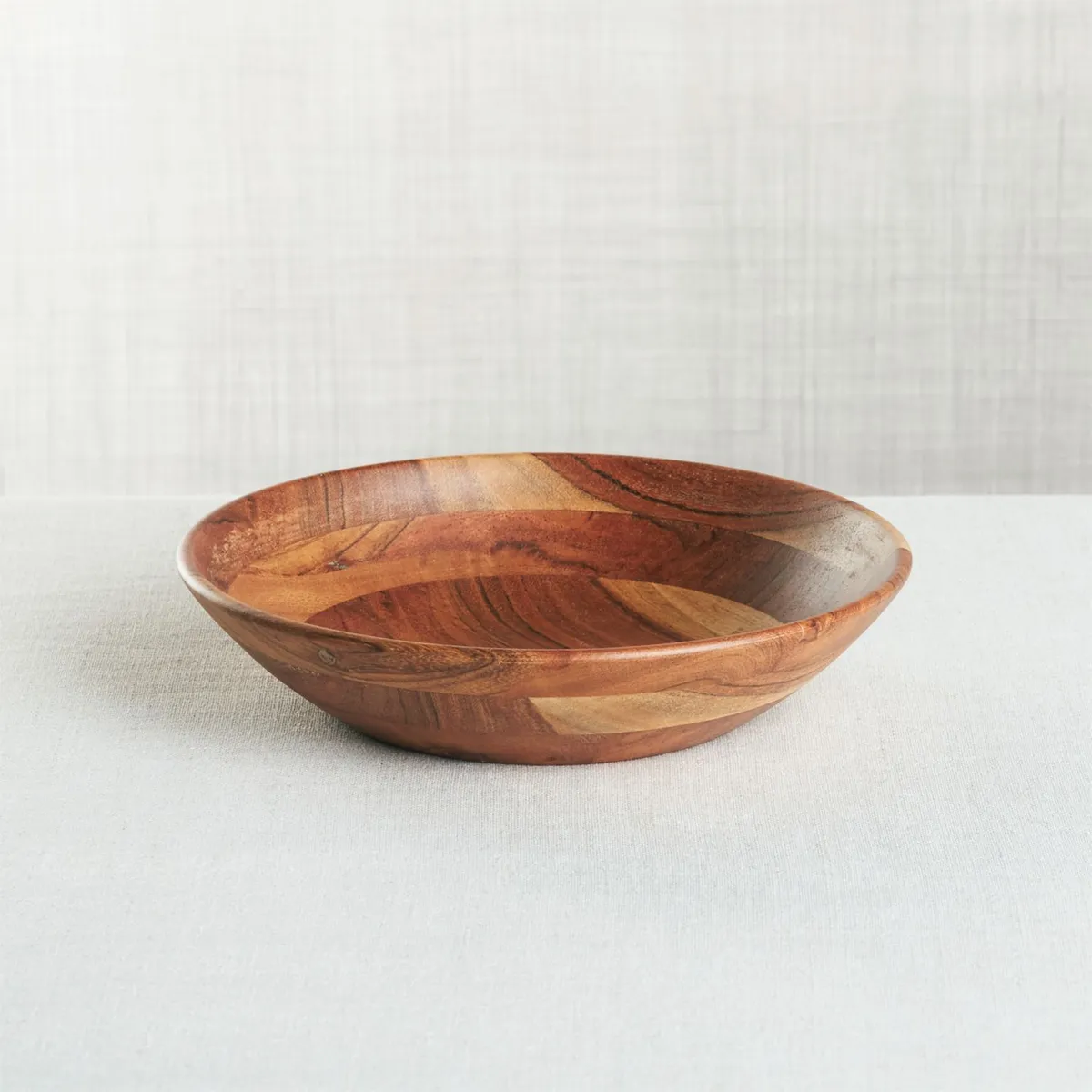 CRATE & BARREL -  Bowl de Servir Bajo Carson en Acacia 22 cm
