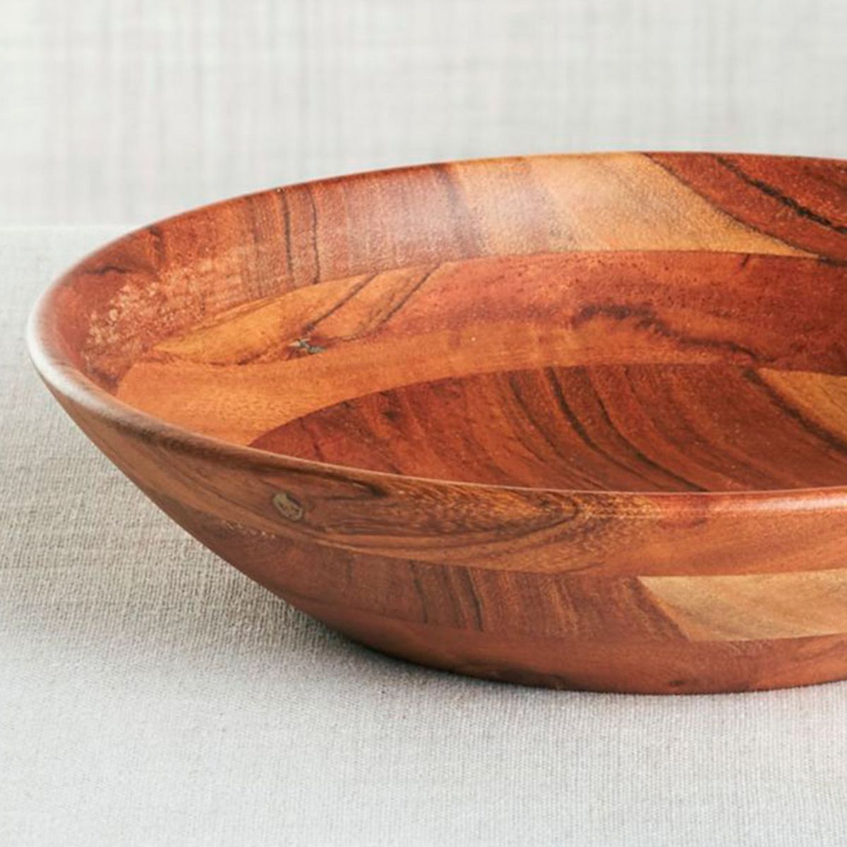 CRATE & BARREL -  Bowl de Servir Bajo Carson en Acacia 22 cm