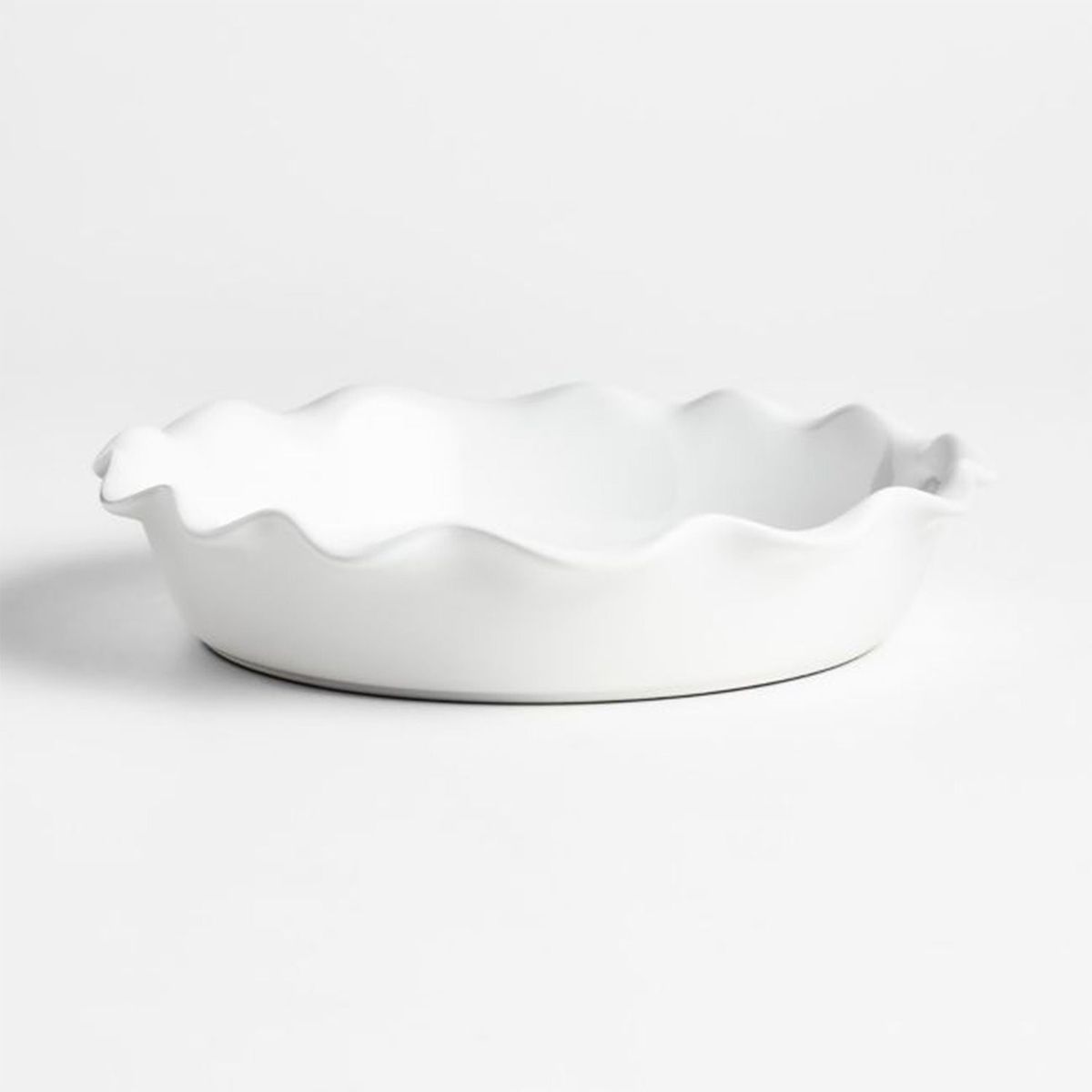CRATE & BARREL - Molde de Pie Borde Ruffle Blanco 