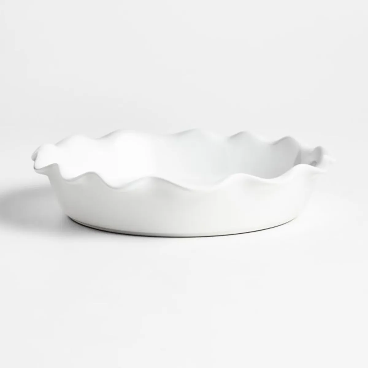 CRATE & BARREL - Molde de Pie Borde Ruffle Blanco 