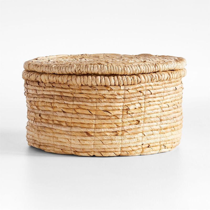 CRATE & BARREL - Cesta Seaton en Rattán 23 cm x 42 cm 
