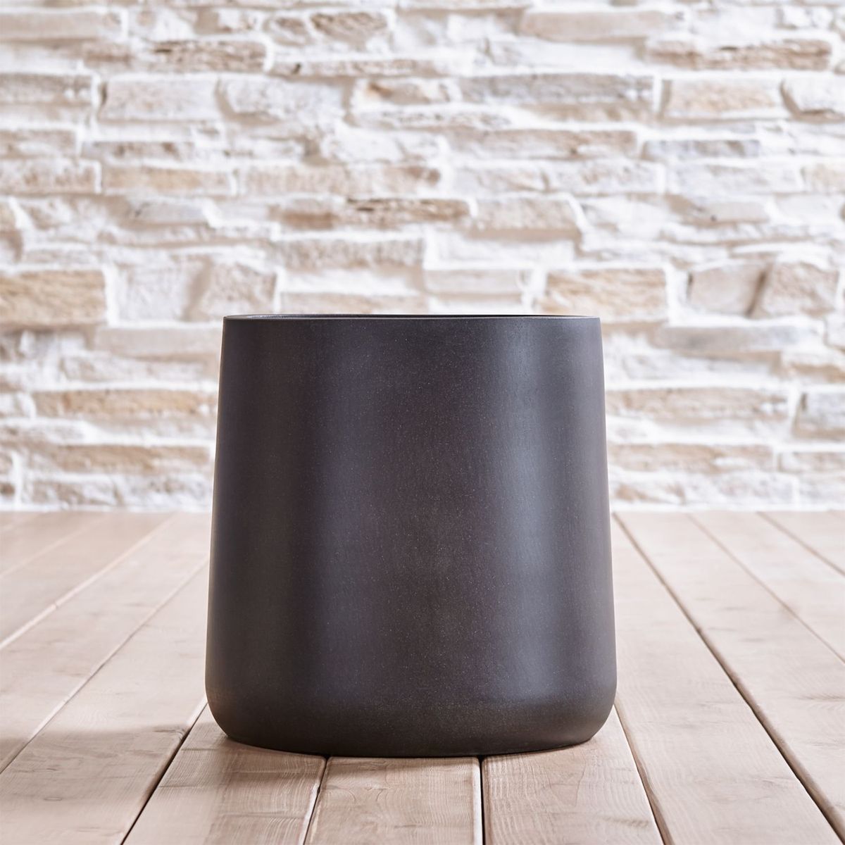 CRATE & BARREL - Maceta Saabira en Resina 39 cm x 38 cm 