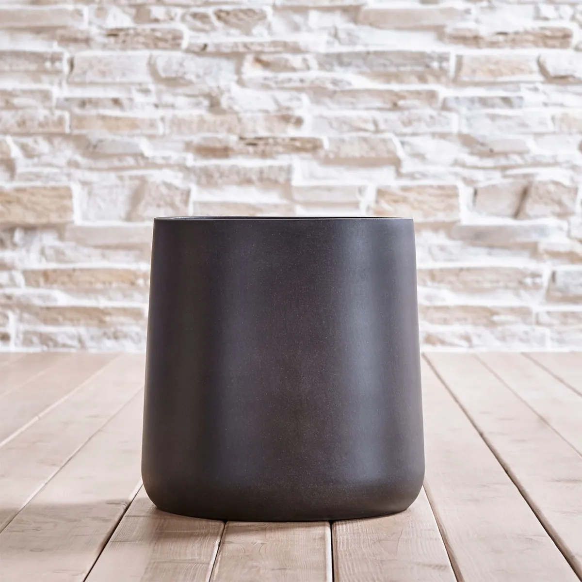 CRATE & BARREL - Maceta Saabira en Resina 39 cm x 38 cm 