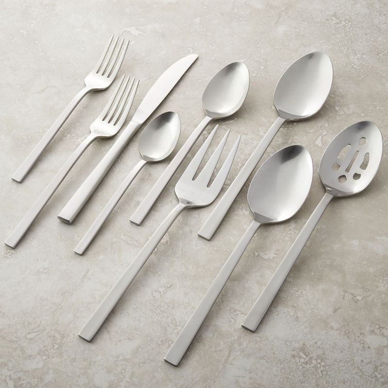 CRATE & BARREL - Cubiertos Hudson 5 Puestos (50 Piezas + 2 Piezas de Servir)