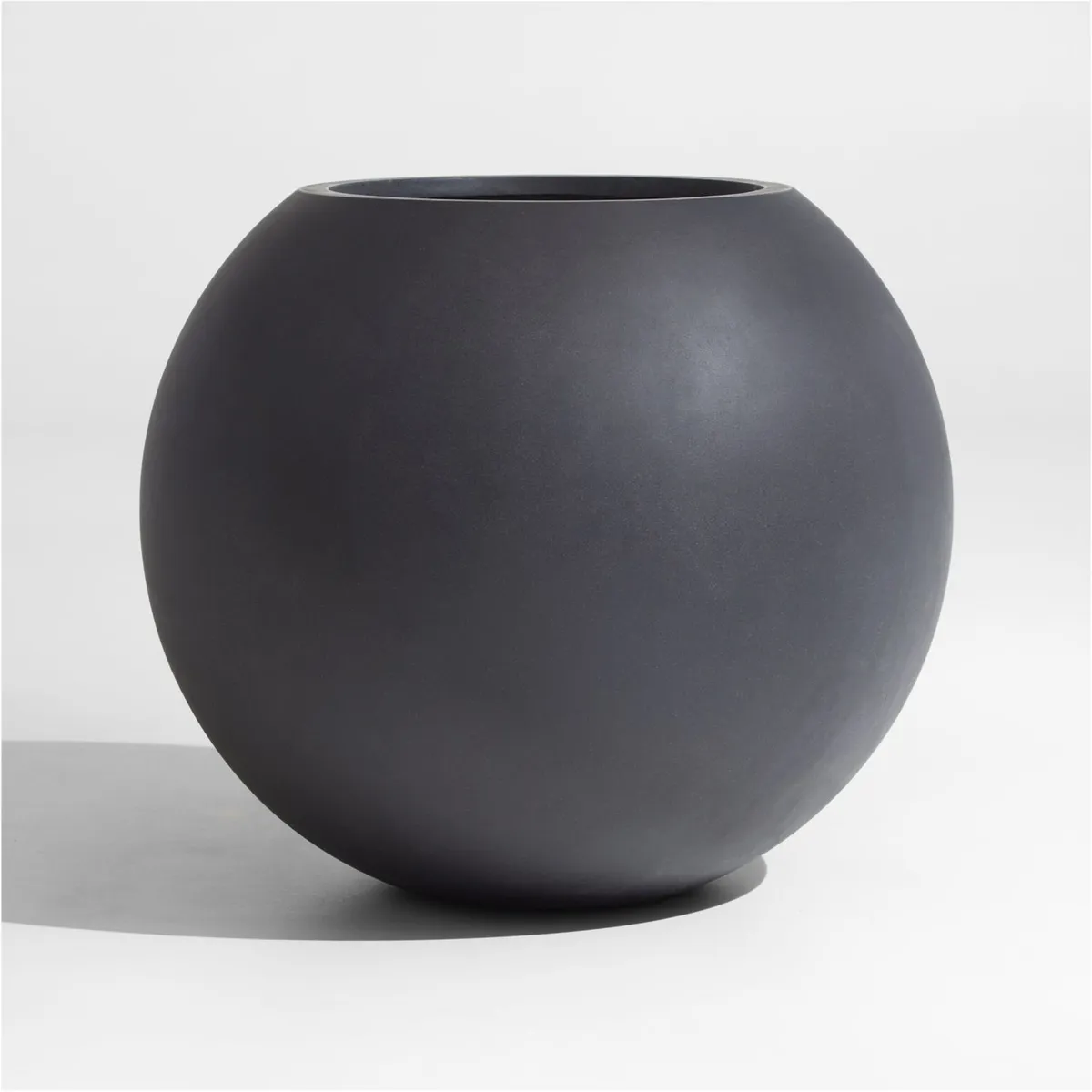 CRATE & BARREL - Maceta Sphere en Fibra de vidrio 57 cm x 66 cm 