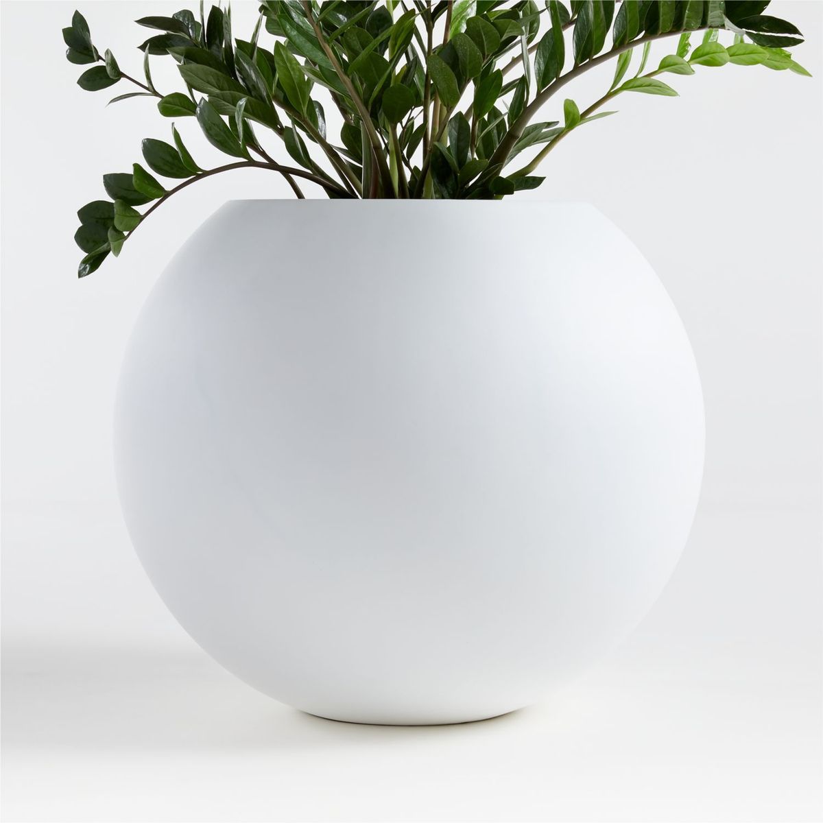 CRATE & BARREL - Maceta Sphere en Fibra de vidrio 57 cm x 66 cm 