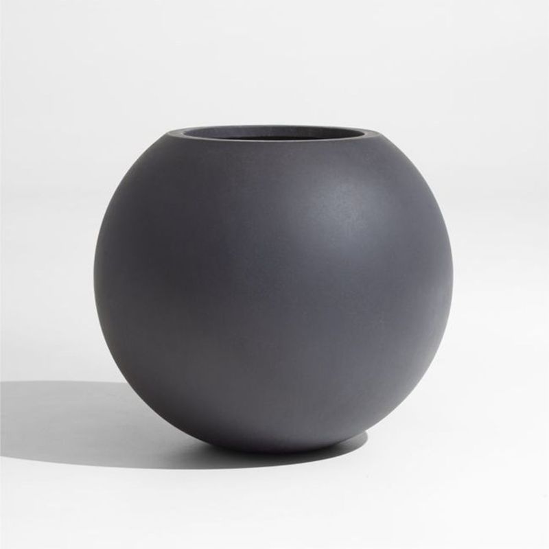 CRATE & BARREL - Maceta Sphere en Fibra de vidrio 45 cm x 51 cm 