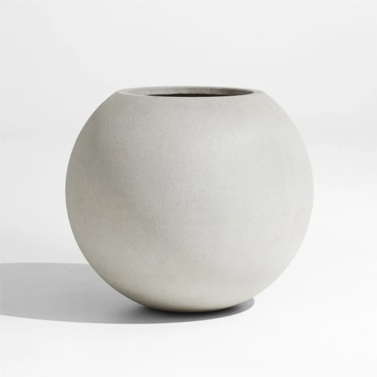 CRATE & BARREL - Maceta Sphere en Fibra de vidrio 45 cm x 51 cm 