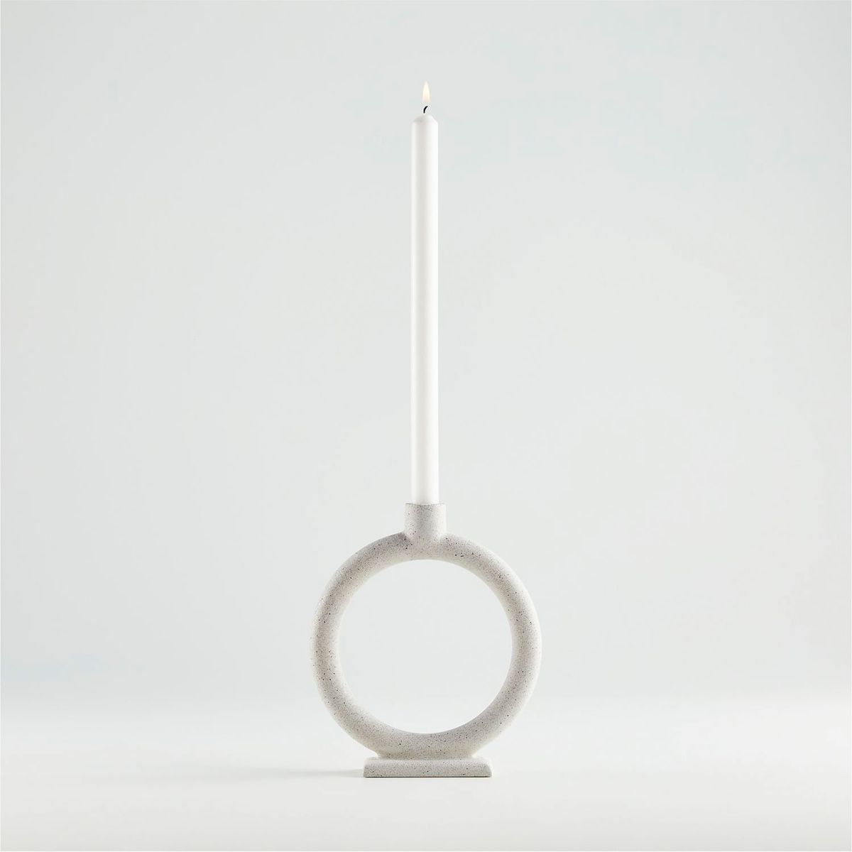 CRATE & BARREL - Candelabro Lorin en Cemento 20 cm x 18 cm 