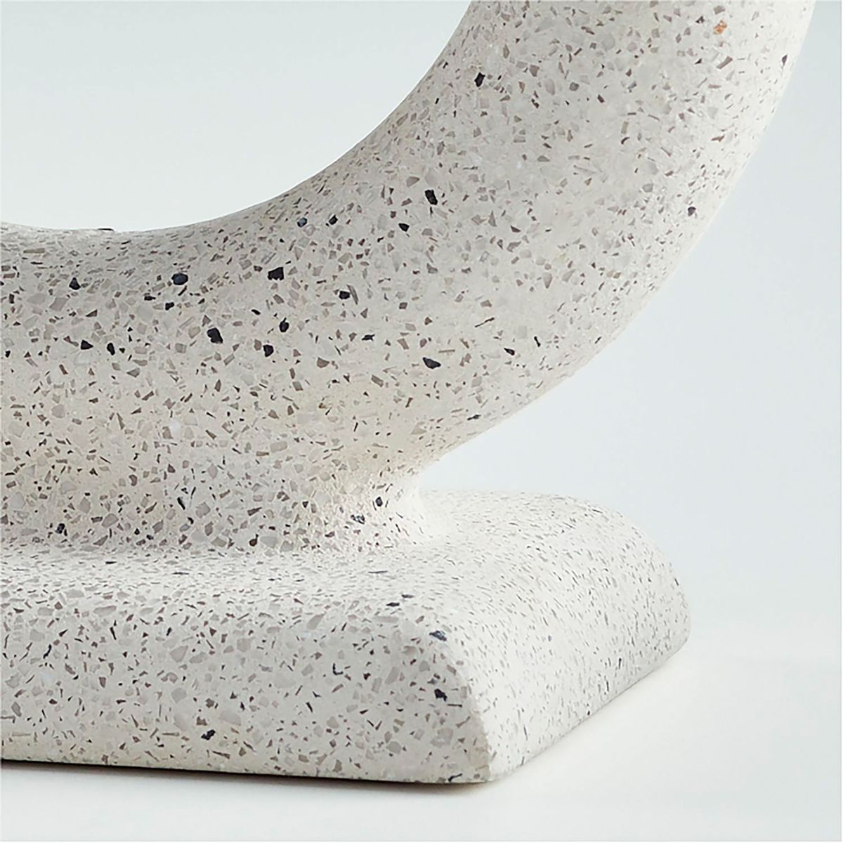 CRATE & BARREL - Candelabro Lorin en Cemento 20 cm x 18 cm 