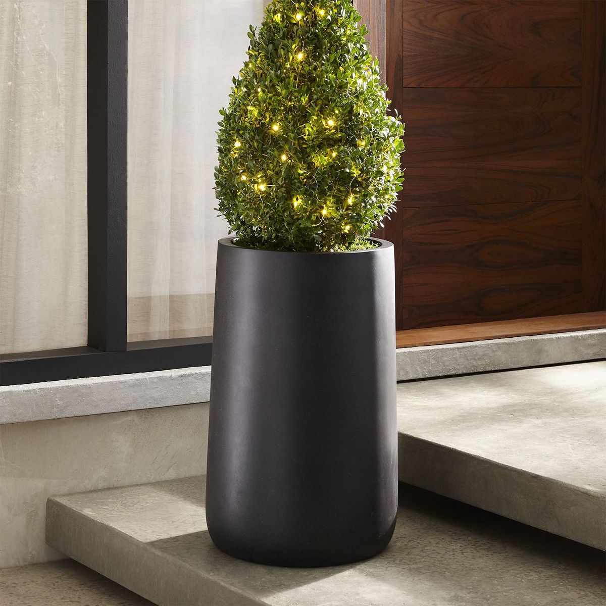 CRATE & BARREL - Maceta Saabira en Resina 59 cm x 38 cm 