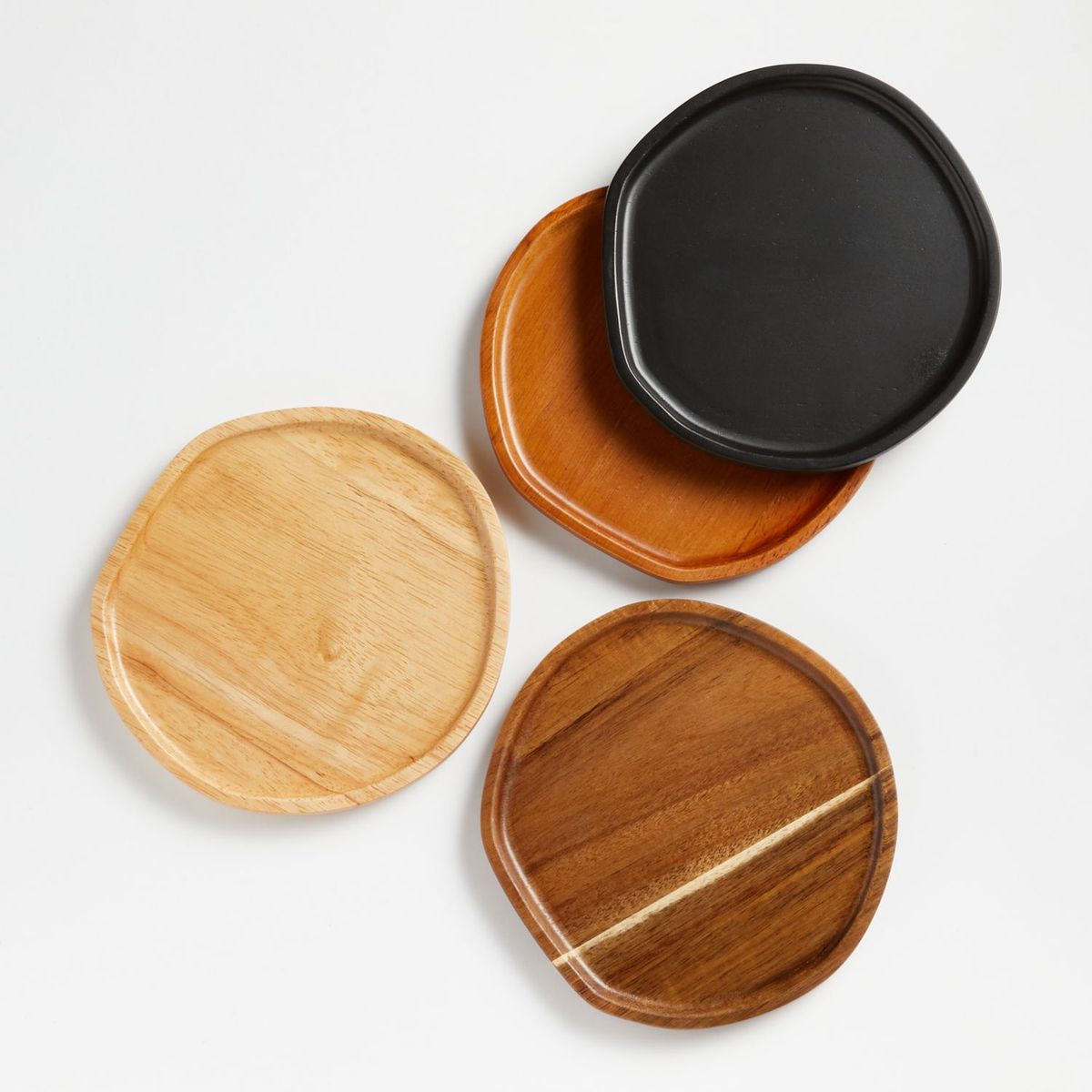 CRATE & BARREL - Plato de aperitivo Byhring en Madera 17 cm Set x 4