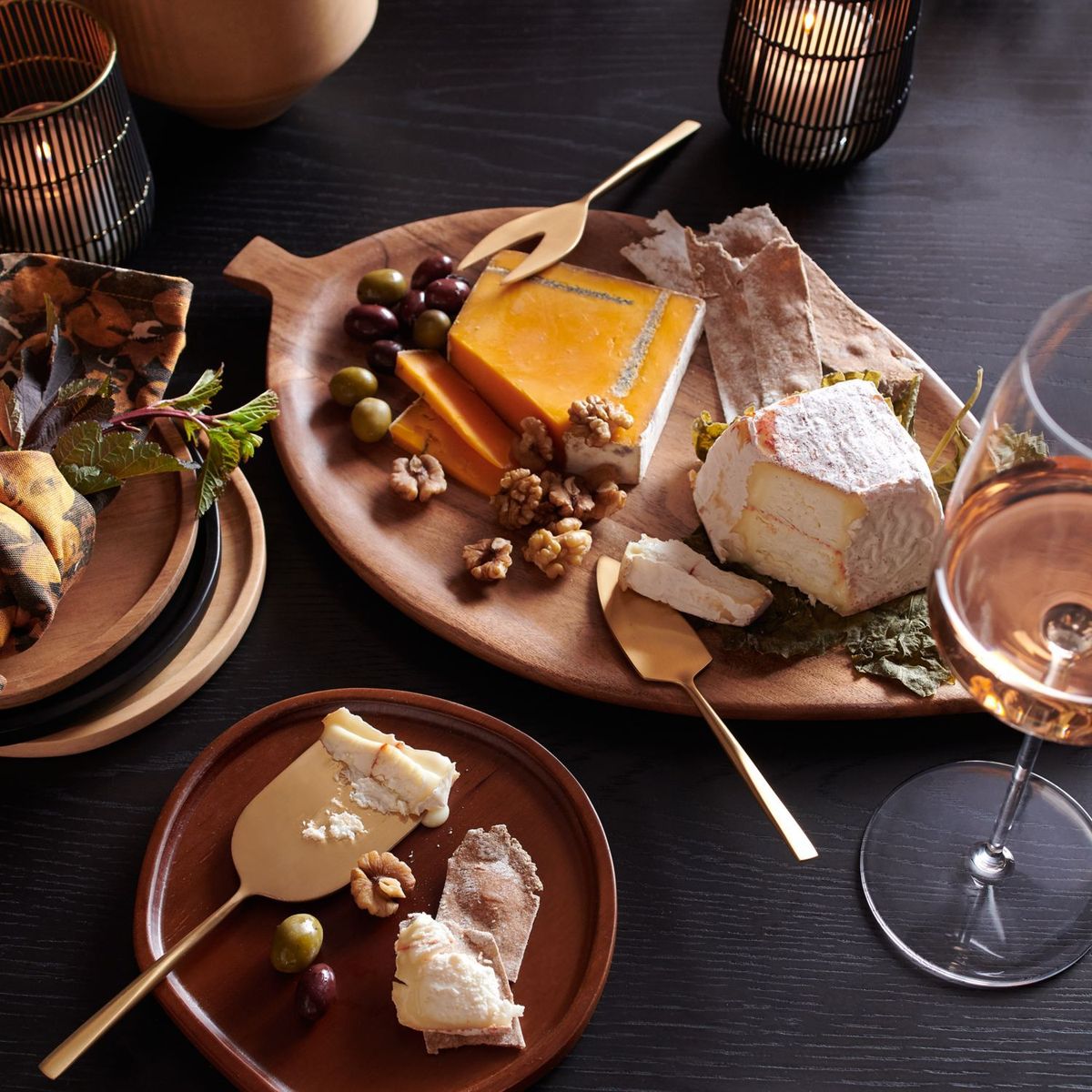 CRATE & BARREL - Plato de aperitivo Byhring en Madera 17 cm Set x 4