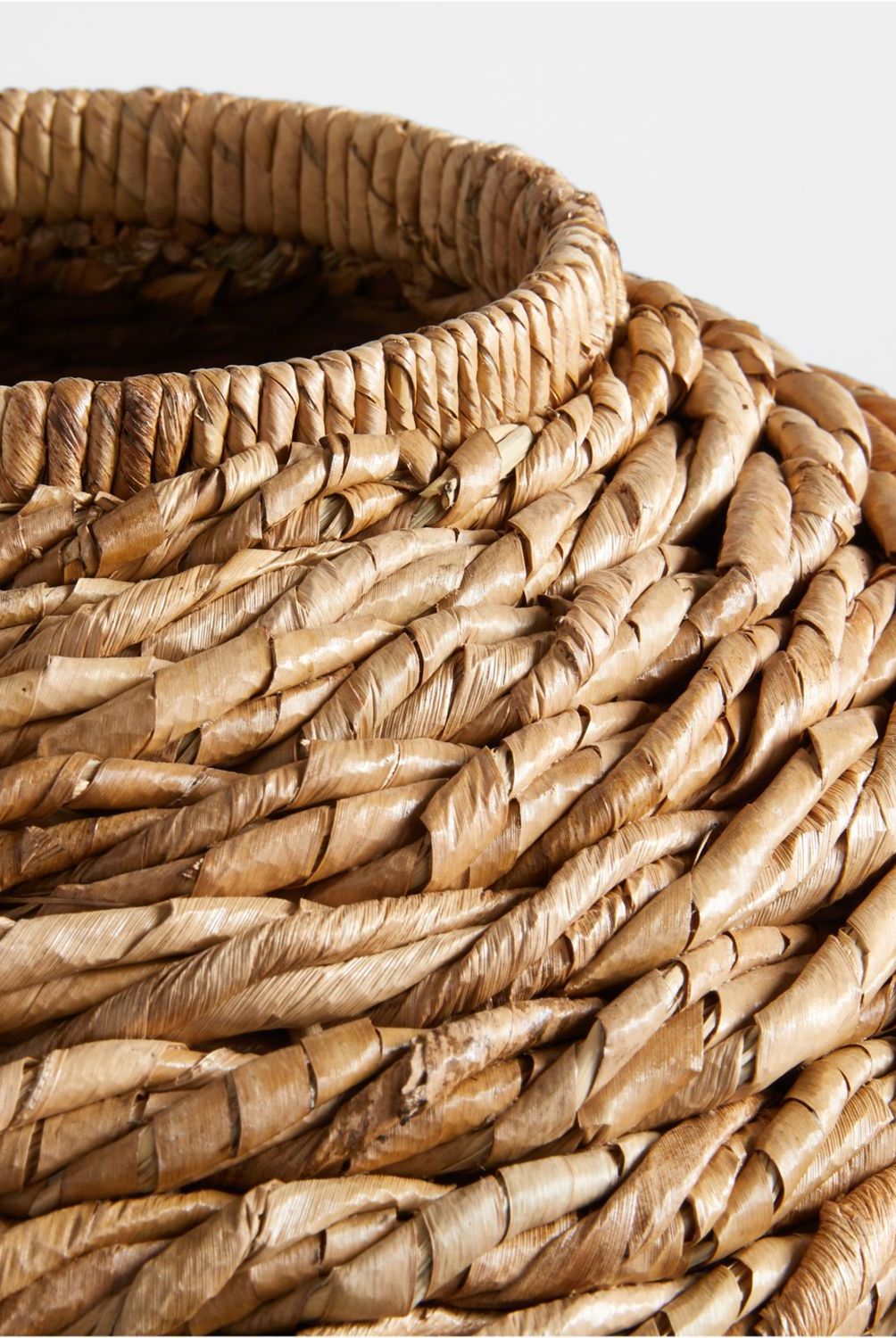 CRATE & BARREL - Jarrón Seagrass Rattán 43 x  36 cm