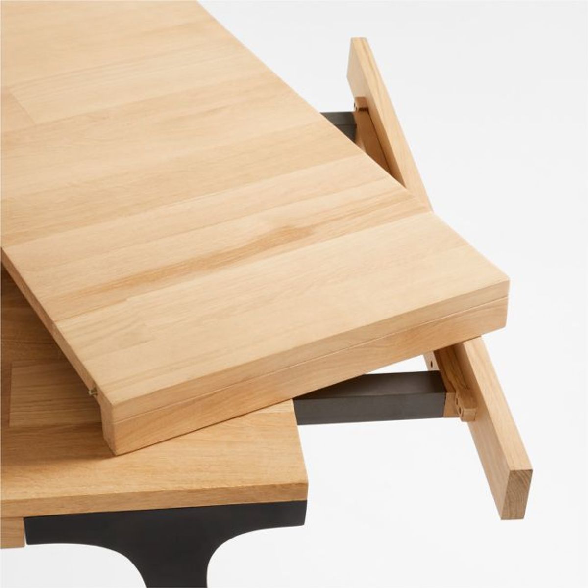 CRATE & BARREL - Mesa de comedor Extensible Lakin 8  puestos en Madera roble
