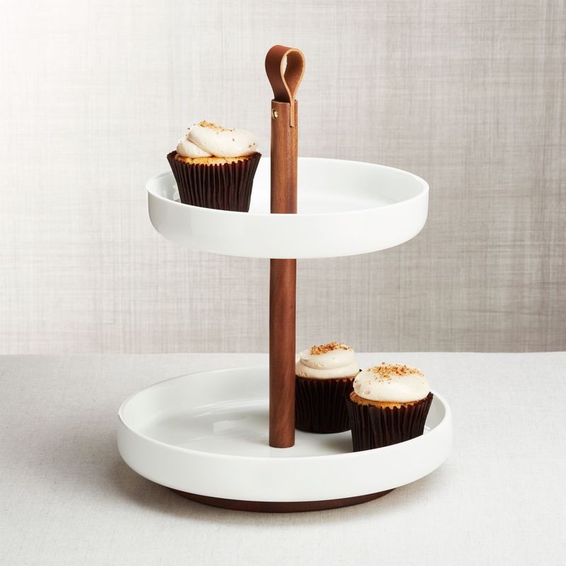 CRATE & BARREL - Tier de 2 pisos para servir