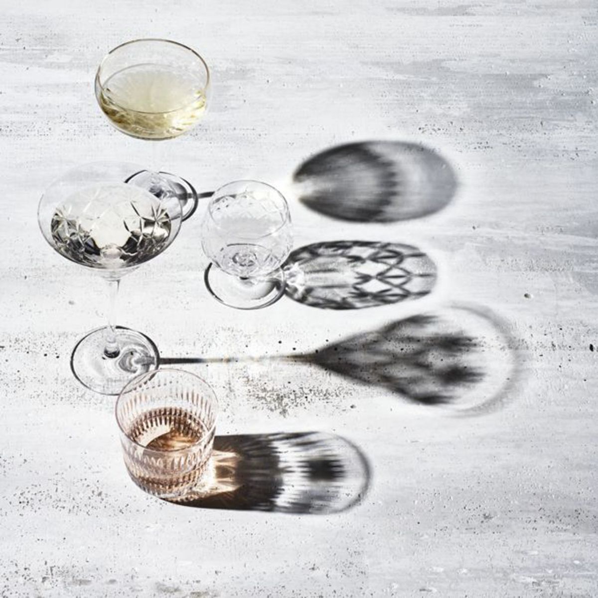 CRATE & BARREL - Copa de Cóctel Niels en Vidrio 236 ml