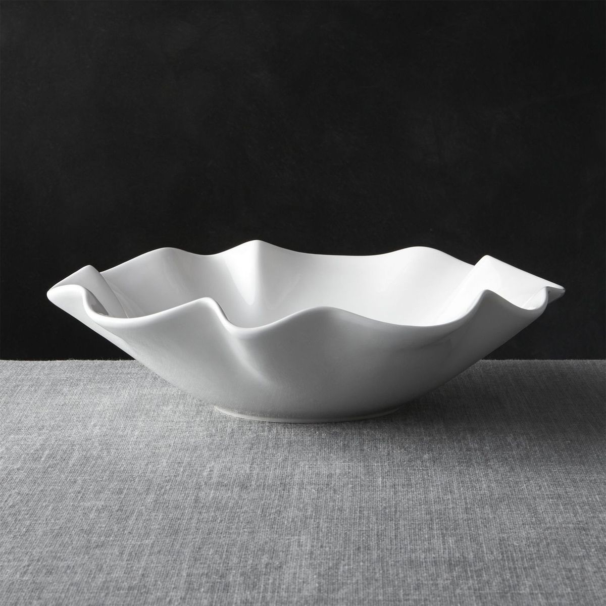 CRATE & BARREL - Bowl Ruffle en Loza 38 cm