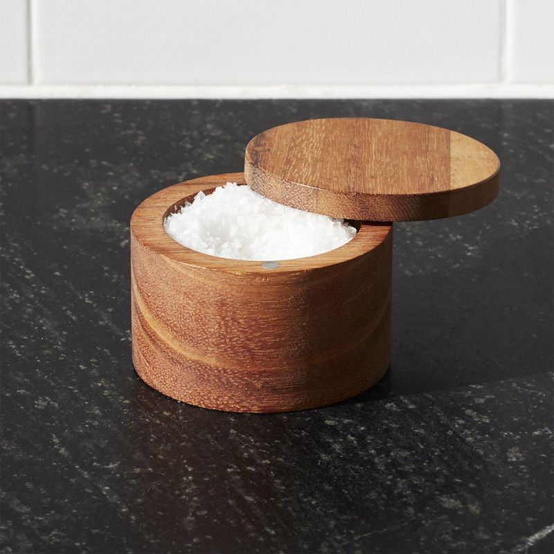 CRATE & BARREL - Salero en Madera de Acacia 9 x 6 cm