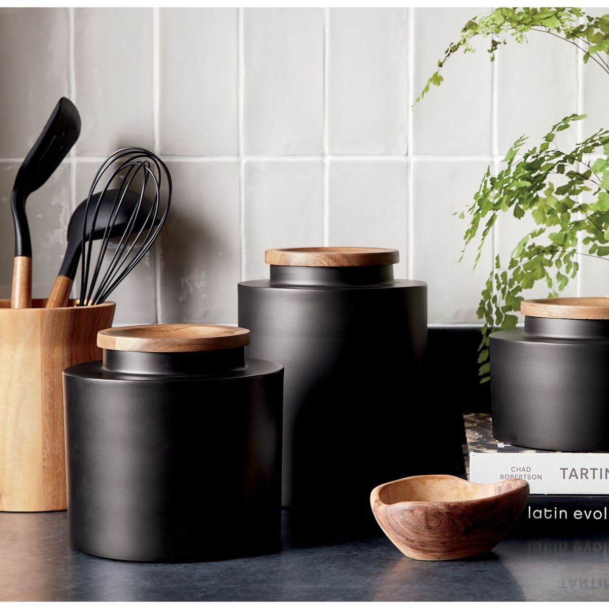 CRATE & BARREL - Contenedor Negro Mate Clark Mediano